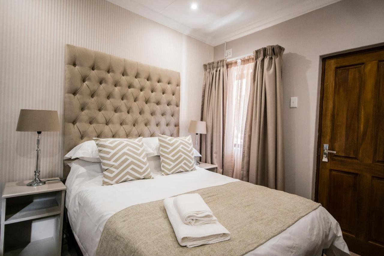 The Royal Guest House Klerksdorp Extérieur photo