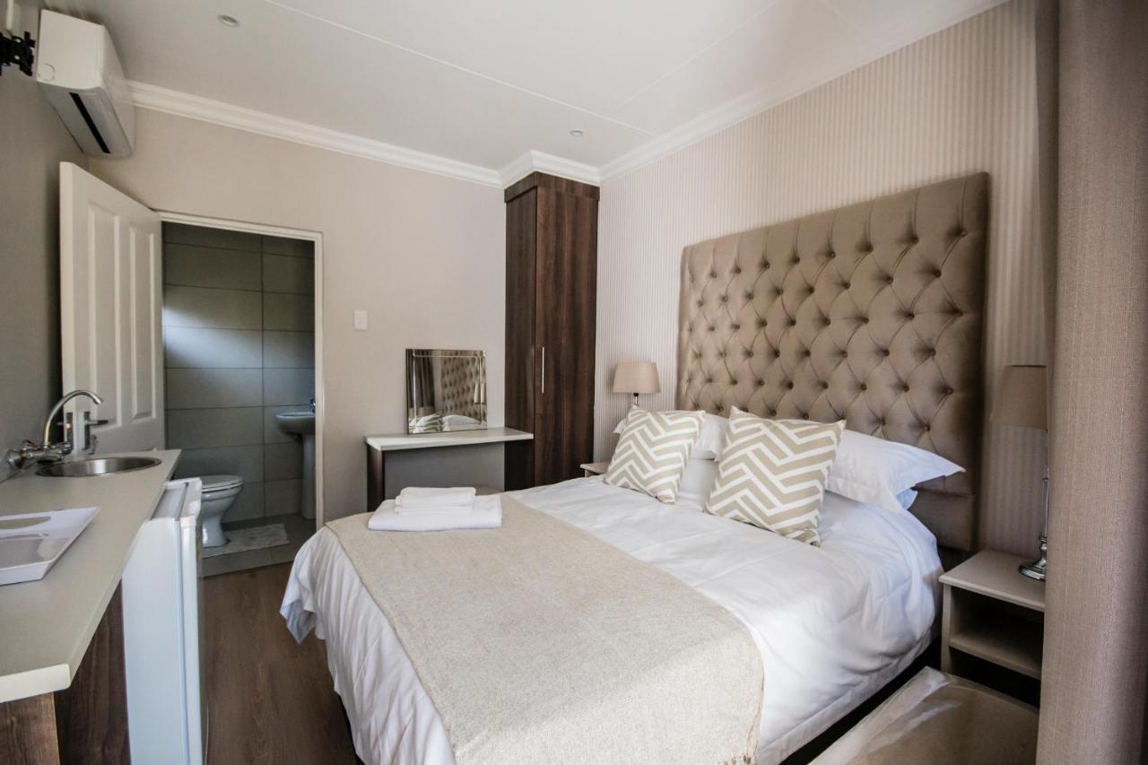 The Royal Guest House Klerksdorp Extérieur photo